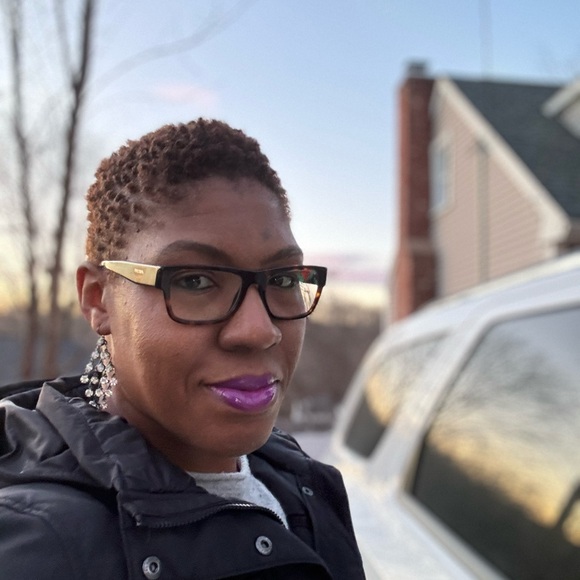 Meet your Posher, Tashia - Picture 1 of 1